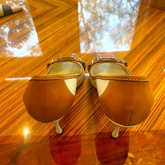 Dolce &Gabbana peep toe heels. Cream/off white/ and rich tan leather size 38 - Picture 9 of 10